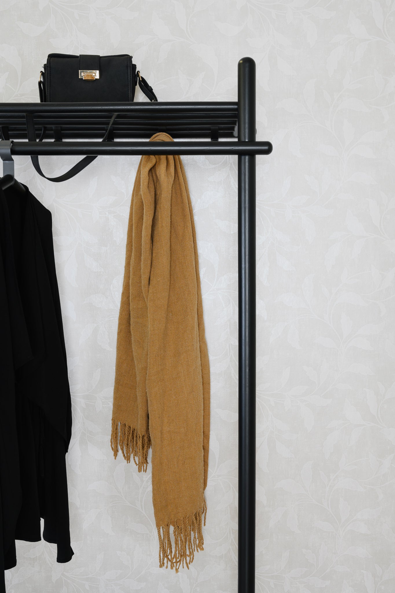 Garderobe Milford aus Eichenholz in Schwarz